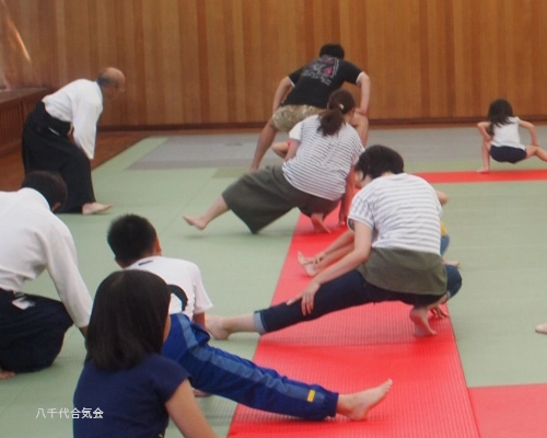 合気道無料体験の準備運動。